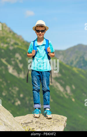 Portrait d'un petit voyageur avec un sac à dos à l'arrière-plan des montagnes Banque D'Images