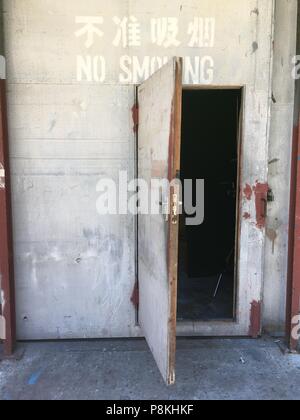 Porte ouverte sur une pièce sombre studio Banque D'Images