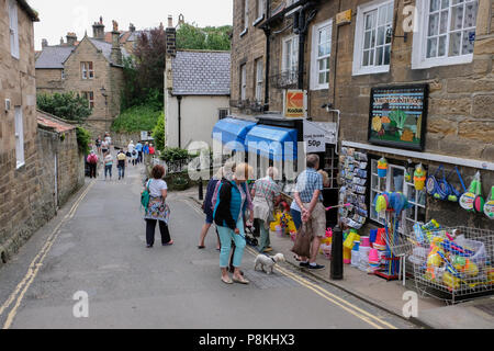 À la recherche de nouvelles Rue à Robin Hood's Bay,Yorkshire,Angleterre,Heritage Coast UK avec des magasins et des gens de la droite Banque D'Images