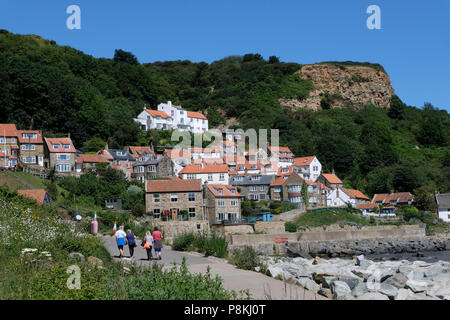 À l'échelle de la promenade vers Runswick Bay avec des personnes sur la voie et berce du Caucase fleurit au premier plan. Banque D'Images