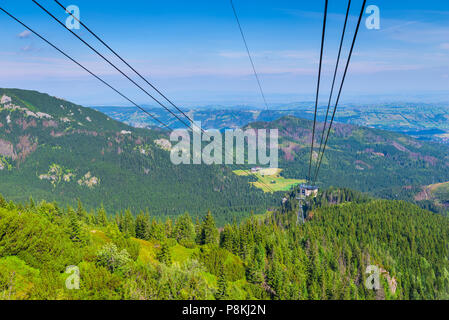 La descente du Kasprowy Wierch par téléphérique, de belles vues sur la vallée et l'horizon Banque D'Images