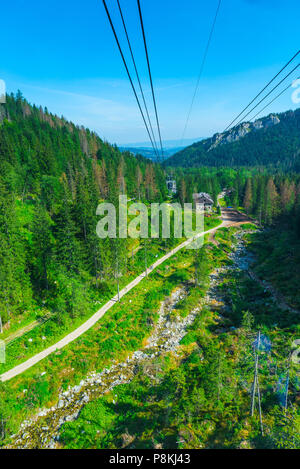 Paysage vertical de descente de la montagne dans le funiculaire, le tir de belles montagnes à partir de la cabine, Pologne Banque D'Images