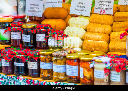 Fromages traditionnels de Zakopane dans la vitrine du marché en Pologne Banque D'Images