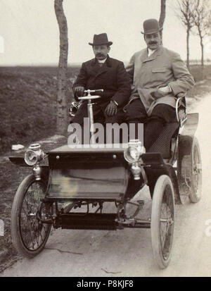 [Collection Jules Beau. Photographie sportive] : T. 9. AnnÃ©e 1899 / Jules Beau : F. 10. [CritÃ©rium des motocycles] ; 354 Jules-Albert de Dion avec son chauffeur (au Critérium des motocycles de 1899) Banque D'Images