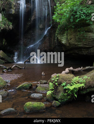 Cascade magnifique paysage à Roughting Linn dans Parc National de Northumberland en Angleterre Banque D'Images