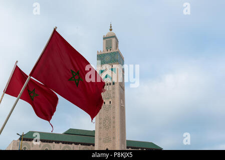 Mosquée Hassan II à Casablanca avec drapeaux marocains Banque D'Images