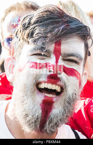 Londres, Royaume-Uni. 11 juillet, 2018. Un homme avec le drapeau de St George peint sur son visage parmi les 30 000 fans de l'Angleterre à une projection publique de la FIFA Coupe du Monde 2018 demi-finale entre l'Angleterre et la Croatie dans la région de Hyde Park, le plus grand ce dépistage d'un match de football depuis 1996. L'événement a été organisé par le maire de Londres et de Gouvernement en collaboration avec les parcs royaux, l'Association de football et d'autres organismes. La comparaison avec l'Angleterre offre la possibilité d'atteindre leur première finale de Coupe du Monde depuis 1966, la seule occasion qu'ils ont gagné le tournoi. Credit : Mark Kerrison/Alamy Live News Banque D'Images