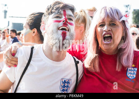 Londres, Royaume-Uni. 11 juillet, 2018. Un homme avec le drapeau de St George peint sur son visage parmi les 30 000 fans de l'Angleterre à une projection publique de la FIFA Coupe du Monde 2018 demi-finale entre l'Angleterre et la Croatie dans la région de Hyde Park, le plus grand ce dépistage d'un match de football depuis 1996. L'événement a été organisé par le maire de Londres et de Gouvernement en collaboration avec les parcs royaux, l'Association de football et d'autres organismes. La comparaison avec l'Angleterre offre la possibilité d'atteindre leur première finale de Coupe du Monde depuis 1966, la seule occasion qu'ils ont gagné le tournoi. Credit : Mark Kerrison/Alamy Live News Banque D'Images