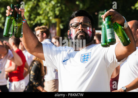 Londres, Royaume-Uni. 11 juillet, 2018. Un ventilateur de l'Angleterre arrive avec une fourniture de bière pour une projection publique de la FIFA Coupe du Monde 2018 demi-finale à Hyde Park, le plus grand ce dépistage d'un match de football depuis 1996. L'événement a été organisé par le maire de Londres et de Gouvernement en collaboration avec les parcs royaux, l'Association de football et d'autres organismes. La comparaison avec l'Angleterre offre la possibilité d'atteindre leur première finale de Coupe du Monde depuis 1966, la seule occasion qu'ils ont gagné le tournoi. Credit : Mark Kerrison/Alamy Live News Banque D'Images