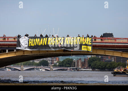 Londres, Royaume-Uni, 12 juillet 2018. Amnesty International UK se déployer "des droits de l'homme géant' bannière sur Vauxhall Bridge avant la visite de demain de Président des Etats-Unis. Banner est destiné à être visible de l'ambassade des États-Unis. copyright Carol Moir/AlamyLiveNews Banque D'Images