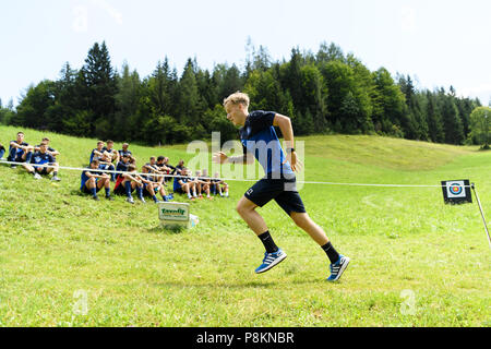 Tim Kircher (KSC) sur la boucle de pénalité. Teambuilding : tir à l'ARC Biathlon. GES / Soccer / 3e Ligue : Karlsruher SC - Training camp Waidring, Tyrol, Autriche - 12.07.2018 Saison 2018/19, l'utilisation dans le monde entier | Banque D'Images