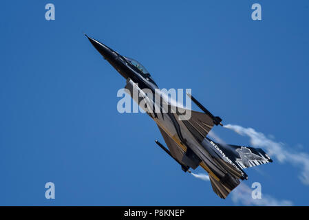 Le Capitaine Stefan 'Vador' Darte Force Aérienne Belge F-16 pilote solo en F-16 Fighting Falcon Falcon sombre au Royal International Air Tattoo RIAT 2018 Banque D'Images