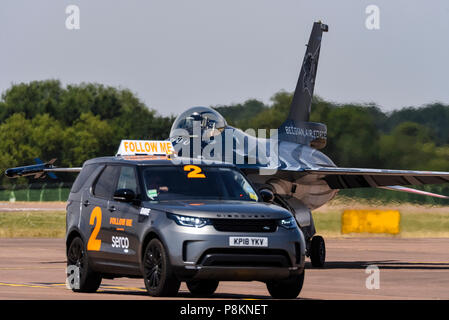 Le Capitaine Stefan 'Vador' Darte Force Aérienne Belge F-16 pilote solo en F-16 Fighting Falcon Falcon sombre au Royal International Air Tattoo RIAT 2018 après un Land Rover suivez-moi à l'arrivée de voiture Banque D'Images