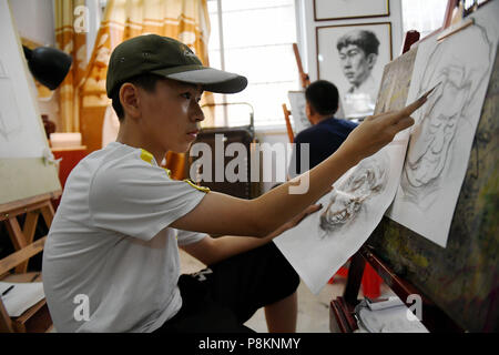 (180712) -- QINZHOU, 12 juillet 2018 (Xinhua) -- Les élèves apprennent pendant un cours de dessin à Qinzhou City, en Chine, région autonome Zhuang du Guangxi, le 12 juillet 2018. Les élèves apprennent de nouvelles compétences au cours de leurs vacances d'été. (Xinhua/créatrice Ailin Zhang)(wsw) Banque D'Images