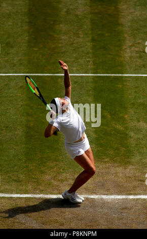 Londres, Angleterre - le 12 juillet 2018. L'Allemagne : Wimbledon Tennis Jelena Ostapenko de Lettonie servant à l'Allemagne d'aujourd'hui à Angie Kerber match de demi-finale à Wimbledon. Kerber a gagné en 5 sets pour passer à la finale de samedi. Crédit : Adam Stoltman/Alamy Live News Banque D'Images