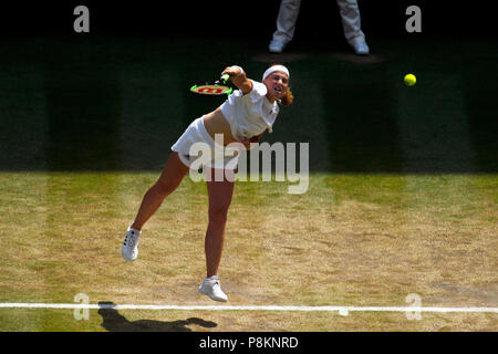 Londres, Angleterre - le 12 juillet 2018. Wimbledon Tennis : l'Allemagne elena Ostapenko de Lettonie servant à l'Allemagne d'aujourd'hui à Angie Kerber match de demi-finale à Wimbledon. Kerber a gagné en 5 sets pour passer à la finale de samedi. Crédit : Adam Stoltman/Alamy Live News Banque D'Images