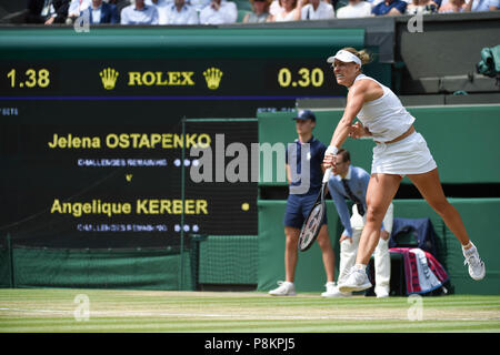 Londres, Grande-Bretagne. 12 juillet, 2018. Angelique Kerber de l'Allemagne sert lors de la Ladies' des célibataires demi-finale contre Jelena Ostapenko de Lettonie au tournoi de Wimbledon 2018 à Londres, Grande-Bretagne, le 12 juillet 2018. Angelique Kerber a gagné 2-0. Crédit : Stephen Chung/Xinhua/Alamy Live News Banque D'Images