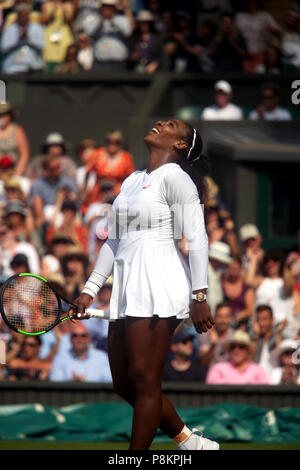 Londres, Angleterre - le 12 juillet 2018. Wimbledon Tennis : Allemagne's Angie Kerber atteint de large pour un forehand Jelena Ostapenko de Lettonie servant à l'Allemagne d'aujourd'hui à Angie Kerber match de demi-finale à Wimbledon. Kerber a gagné en 5 sets pour passer à la finale de samedi. Crédit : Adam Stoltman/Alamy Live News Banque D'Images