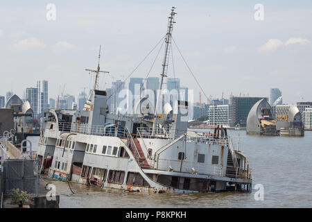 Woolwich, Londres, Royaume-Uni. 12 juillet, 2018. L'ancien Ferry Mersey Iris Royal en photo aujourd'hui à un état frappé à Woolwich. L'ancien navire de Liverpool, à laquelle les Beatles notamment effectuées, n'a cessé de se détériorer pendant plusieurs années, tandis que l'ancre dans le sud-est de Londres. Rob Powell/Alamy Live News Banque D'Images