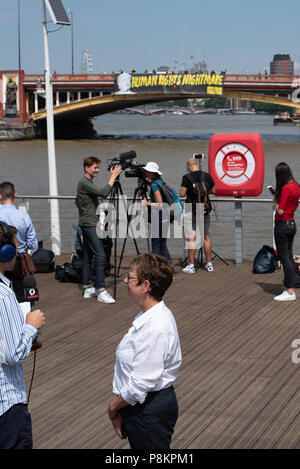 Londres, Royaume-Uni. 12 juillet, 2018. Kate Allen, directrice d'Amnesty UK. Amnesty International se déploient une bannière de protestation géante sur Vauxhall Bridge à Londres avant l'arrivée au Royaume-Uni du président américain Donald Trump. La bannière face vers l'ambassade des Etats-Unis et porte la mention "cauchemar" des droits de l'homme ainsi qu'une grande image de Donald Trump. Credit : Ilyas Ayub / Alamy Live News Banque D'Images