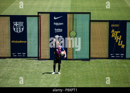 12 juillet 2018 - Présentation d'Arthur Melo du Brésil après avoir été la première nouvelle signature pour la Liga 2018/2019 FC Barcelone Camp Nou Stadium dans l'équipe, Barcelone le 11 de Juillet de 2018. Crédit : Xavier Bonilla/AFP7/ZUMA/Alamy Fil Live News Banque D'Images