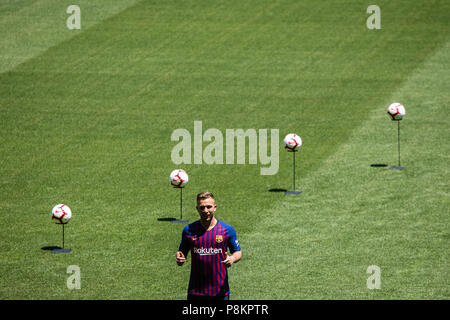 12 juillet 2018 - Présentation d'Arthur Melo du Brésil après avoir été la première nouvelle signature pour la Liga 2018/2019 FC Barcelone Camp Nou Stadium dans l'équipe, Barcelone le 11 de Juillet de 2018. Crédit : Xavier Bonilla/AFP7/ZUMA/Alamy Fil Live News Banque D'Images