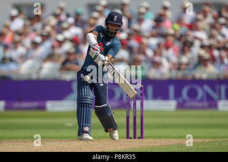 Pont Trent, Nottingham, Royaume-Uni. 12 juillet, 2018. Un Jour International de Cricket, l'Angleterre et l'Inde ; Moeen Ali de l'Angleterre touche un crédit : six Plus Sport Action Images/Alamy Live News Banque D'Images