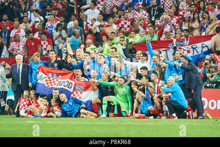 Angleterre - Croatie, Soccer, Moscou, le 11 juillet 2018 fans, supporters, spectateurs, club drapeaux, célébration, Luka Modric, Croatie Nr.10 Filip BRADARIC, Croatie Nr.14 JEDAVAJ d'étain, la Croatie Nr.13 Andrej KRAMARIC, Croatie Nr.9 Daniel SUBASIC, Croatie Nr.23 Ivan Perisic, Croatie Nr.4 Marcelo BROZOVIC Nr.11, Croatie, Croatie headcoach DALIC Zlatko, Mario MANDZUKIC, Croatie Nr.17 France - CROATIE 1-2 Coupe du Monde FIFA Football 2018 LA RUSSIE, demi-finale, saison 2018/2019, le 11 juillet 2018 à Moscou, Russie. © Peter Schatz / Alamy Live News Banque D'Images