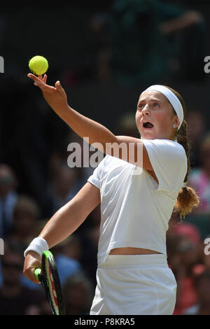 Londres, Grande-Bretagne. 12 juillet, 2018. Jelena Ostapenko de Lettonie sert lors de la Ladies' singles match de demi-finale contre Angelique Kerber de l'Allemagne à la de Wimbledon 2018 à Londres, Grande-Bretagne, le 12 juillet 2018. Jelena Ostapenko a perdu 0-2. Crédit : Stephen Chung/Xinhua/Alamy Live News Banque D'Images