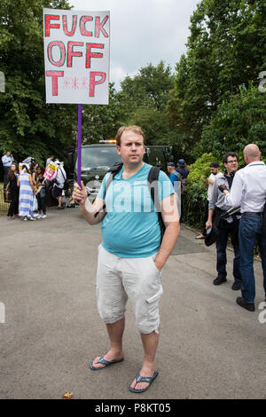 Londres, Royaume-Uni. 12 juillet, 2018. Les manifestants contre la visite au Royaume-Uni du président américain Donald Trump, assister à une démonstration de bruit destiné à créer un "mur de son" à l'extérieur de Winfield House dans Regents Park, la résidence officielle de l'ambassadeur des Etats-Unis où le président Trump devrait rester ce soir. La manifestation était organisée par l'ensemble contre Trump. Credit : Mark Kerrison/Alamy Live News Banque D'Images