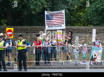 Woodstock 12 juillet 2018 les manifestants anti-Trump Bridget Catterall Woodstock, Royaume-Uni Alamy Live News Banque D'Images