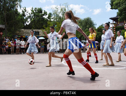 Hangzhou, Chine. 12 juillet, 2018. Les filles russes jouent au football avec les filles à Chinois Songcheng Scenic Area à Hangzhou, Zhejiang Province de Chine orientale. Crédit : SIPA Asie/ZUMA/Alamy Fil Live News Banque D'Images