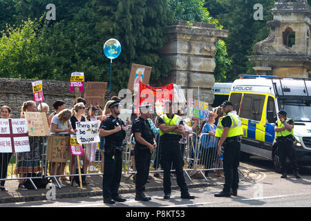 Woodstock 12 juillet 2018 des manifestants anti-Trump se rassemblent devant le palais de Blenheim à Woodstock, dans le Oxfordshire, au Royaume-Uni. Bridget Catterall Woodstock, Royaume-Uni Alamy Live News Banque D'Images