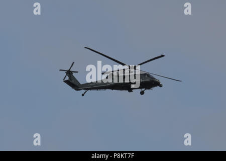 Londres, Royaume-Uni. 12 juillet 2018. Un marin transportant le Président américain, Donald Trump et la Première Dame Melania Trump vol face à Wembley Staduim, Londres, UK Crédit : Amanda rose/Alamy Live News Banque D'Images
