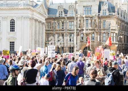 Cambridge uk, 2018-07-12, les gens se sont rassemblés dans le centre de Cambridge après l'atout de Donald fait une visite officielle au Royaume-Uni en tant que président des Etats-Unis.résister à des militants contre le racisme ont organisé la manifestation à King's Parade Cambridge ce soir. Crédit : kevin Hodgson/Alamy Live News Banque D'Images