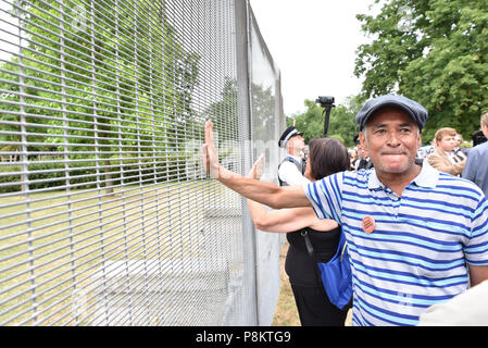 Regents Park, London, UK. 12 juillet 2018. La foule protester contre le Regent's Park résidence de l'Ambassadeur des Etats-Unis devant le Président part pour le Palais de Blenheim. Crédit : Matthieu Chattle/Alamy Live News Banque D'Images