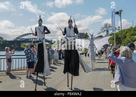 Sunderland, Royaume-Uni. 12 juillet 2018. Échassiers mènent l'équipage Parade, un aspect traditionnel de la course des grands voiliers dans lequel les équipes sont en mesure de montrer leur personnalité. Credit : Crédit : Dan Dan Cooke Cooke/Alamy Live News Crédit : Dan Cooke/Alamy Live News Banque D'Images