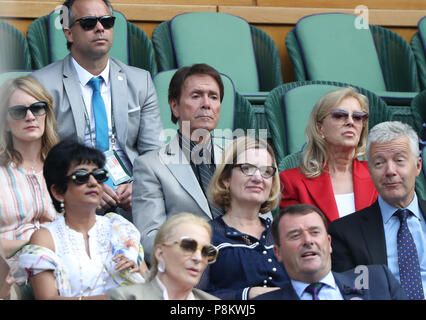 12 juillet 2018, l'All England Lawn Tennis et croquet Club, Londres, Angleterre ; le tennis de Wimbledon, jour 10 ; Cliff Richards sur le court central pour la Serena Williams (USA) contre Julia Goerges (DEU) Crédit : match Plus Sport Action Images/Alamy Live News Banque D'Images