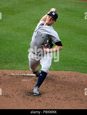 Baltimore, États-Unis d'Amérique. 11 juillet, 2018. Le lanceur partant des Yankees de New York Sonny Gray (55) travaille dans la deuxième manche contre les Orioles de Baltimore à l'Oriole Park at Camden Yards de Baltimore, MD, le mercredi, Juillet 11, 2018. Credit : Ron Sachs/CNP (restriction : NO New York ou le New Jersey Journaux ou journaux dans un rayon de 75 km de la ville de New York) | Conditions de crédit dans le monde entier : dpa/Alamy Live News Banque D'Images