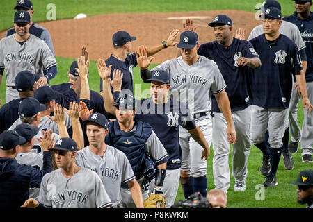 Baltimore, États-Unis d'Amérique. 11 juillet, 2018. New York Yankees joueurs et entraîneurs de l'équipe de célébrer leur 9 - 0 victoire sur les Orioles de Baltimore à l'Oriole Park at Camden Yards de Baltimore, MD, le mercredi, Juillet 11, 2018. Les Yankees ont gagné le match 9 - 0. Credit : Ron Sachs/CNP (restriction : NO New York ou le New Jersey Journaux ou journaux dans un rayon de 75 km de la ville de New York) | Conditions de crédit dans le monde entier : dpa/Alamy Live News Banque D'Images