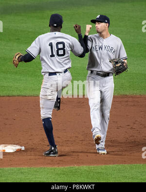 Baltimore, États-Unis d'Amérique. 11 juillet, 2018. New York Yankees shortstop Didi Grégoire (18) et New York Yankees le deuxième but Tyler Wade (12) célébrer après leur équipe 90 - 0 victoire contre les Orioles de Baltimore à l'Oriole Park at Camden Yards de Baltimore, MD, le mercredi, Juillet 11, 2018. Les Yankees ont gagné le match 9 - 0. Credit : Ron Sachs/CNP (restriction : NO New York ou le New Jersey Journaux ou journaux dans un rayon de 75 km de la ville de New York) | Conditions de crédit dans le monde entier : dpa/Alamy Live News Banque D'Images