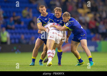 Stade Halliwell Jones, Warrington, Royaume-Uni. 12 juillet, 2018. Super League rugby Betfred, Warrington Wolves contre des dragons Catalans ; Ben Westwood de Warrington Wolves attaque Mickael Simon de Dragons Catalans : Action Crédit Plus Sport/Alamy Live News Banque D'Images