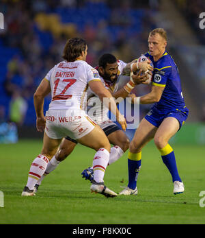 Stade Halliwell Jones, Warrington, Royaume-Uni. 12 juillet, 2018. Super League rugby Betfred, Warrington Wolves contre des dragons Catalans ; Kevin Brown de Warrington Wolves est abordé par Jason Baitieri de Dragons Catalans : Action Crédit Plus Sport/Alamy Live News Banque D'Images