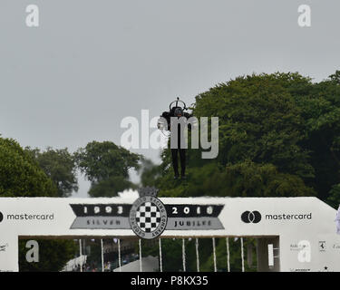 Goodwood House, Chichester, West Sussex, Angleterre, jeudi 12 juillet 2018, le JB11 de l'aviation pilotée par son JetPack Président David Mayman, vole le long de la piste à la forn de Goodwood House. C'est sa première manifestation européenne et fait partie de la célèbre Goodwood Festival of Speed, qui célèbre son 25e anniversaire de la fin de semaine..Chris McEvoy/Alamy Live News. Banque D'Images