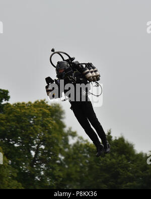 Goodwood House, Chichester, West Sussex, Angleterre, jeudi 12 juillet 2018, le JB11 de l'aviation pilotée par son JetPack Président David Mayman, vole le long de la piste à la forn de Goodwood House. C'est sa première manifestation européenne et fait partie de la célèbre Goodwood Festival of Speed, qui célèbre son 25e anniversaire de la fin de semaine..Chris McEvoy/Alamy Live News. Banque D'Images