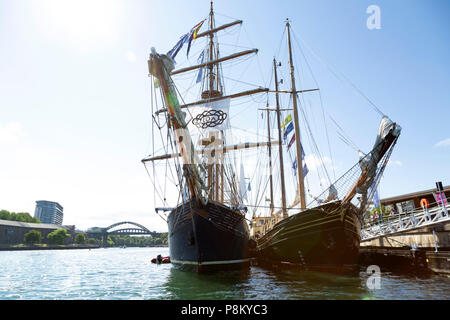 Sunderland, Royaume-Uni. 12 juillet, 2018. Navires à voile sous le pont de Wearmouth durant la course des grands voiliers 2018 à Sunderland, dans le nord-est de l'Angleterre. Les grands voiliers seront à Sunderland du 11 au 14 juillet avant de partir pour la première étape de la course des grands voiliers 2018, à Ebsjerg au Danemark. Crédit : Stuart Forster/Alamy Live News Banque D'Images