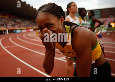 Tampere. 12 juillet, 2018. Briana Williams à partir de la Jamaïque pleure de joie après avoir remporté la finale du 100 mètres des femmes à l'IAAF (Association Internationale des Fédérations d'athlétisme Championnats du Monde U20) à Tampere en Finlande le 12 juillet 2018. Williams a remporté la médaille d'or avec 11,16 secondes. Credit : Matti Matikainen/Xinhua/Alamy Live News Banque D'Images