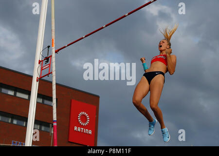 Tampere. 12 juillet, 2018. Amalie Svabikova de la République tchèque participe à la finale du saut à la perche à l'IAAF (Association Internationale des Fédérations d'athlétisme Championnats du Monde U20) à Tampere en Finlande le 12 juillet 2018. Svabikova a gagné la médaille d'or avec 4,51 mètres. Credit : Matti Matikainen/Xinhua/Alamy Live News Banque D'Images