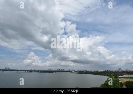 Kolkata, Inde. Le 13 juillet, 2018. Les nuages de la mousson sur l'eau Nalban (site Ramsar) à Salt Lake City, à Kolkata. Credit : Biswarup Ganguly/Alamy Live News Banque D'Images