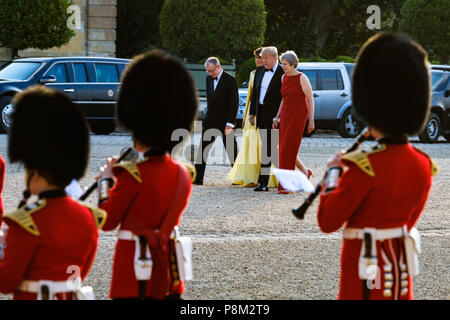 Blenheim Palace, Oxfordshire, UK. 12 juillet, 2018. Premier Ministre, Theresa May, président , Donald Trump, Philip peut, Melania Trump à pied entre les protecteurs de l'entrée au palais le jeudi 12 juillet 2018 à Blenheim Palace, Woodstock. Credit : Julie Edwards/Alamy Live News Banque D'Images